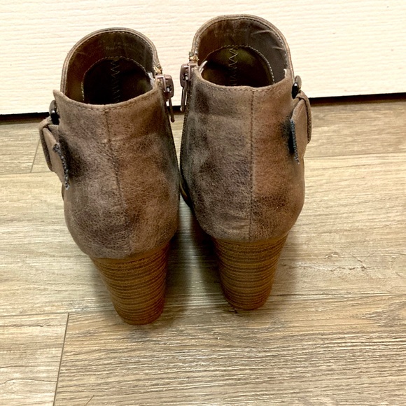 Women’s Fergalicious By Fergie Size 7.5 Heels - Like New - Picture 3 of 3